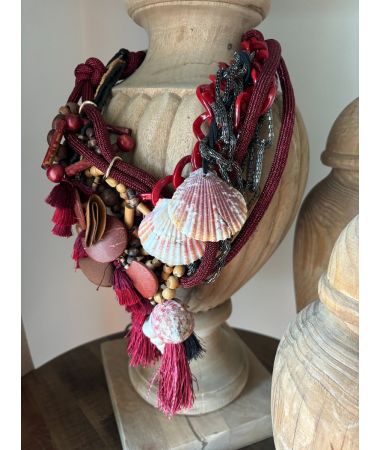 Ogrlica 'In difficult times, fashion is always outrageous.'