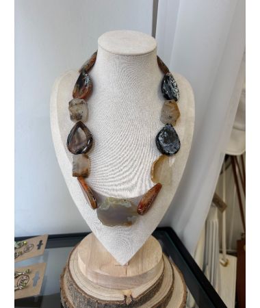 Ogrlica iz poliranih poldragih kamnov