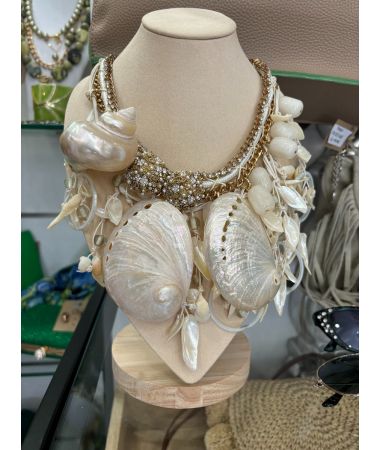 Ogrlica 'If a woman doesn't have elegance naked, she'll never have it clothed.'