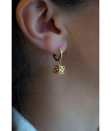 Uhani iz zlate kovine z motivom vesolja