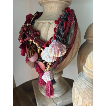 Ogrlica 'In difficult times, fashion is always outrageous.'