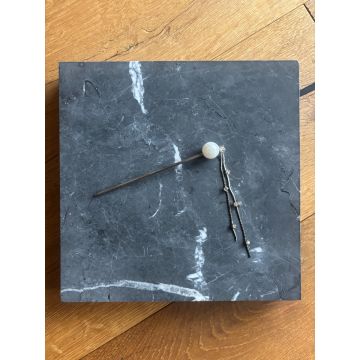 Igla za okrasitev pričeske z biserom