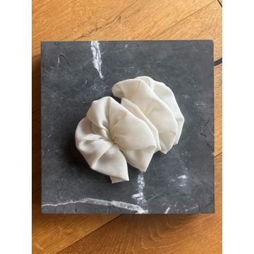 Bela pentlja za lase