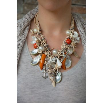 Ogrlica 'I've always thought of the necklace as the alpha and omega of the fashion alphabet'
